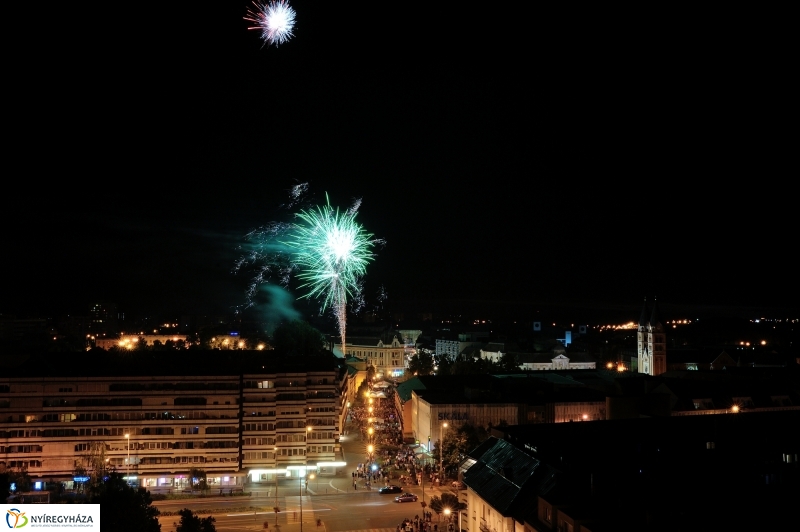 Látványos ünnepi tüzijáték