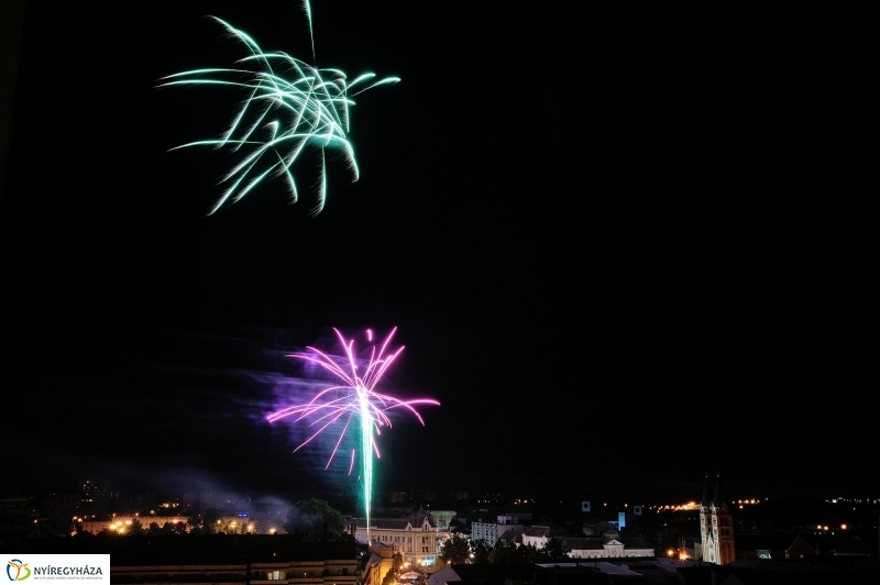 Látványos ünnepi tüzijáték