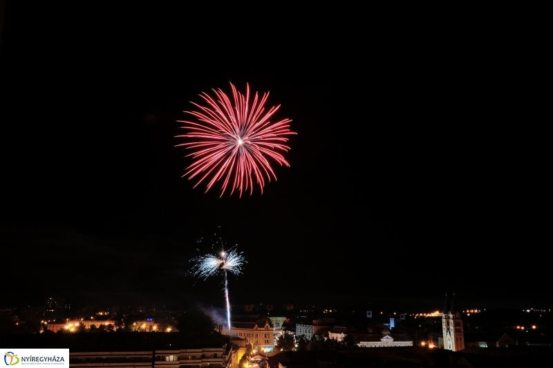 Látványos ünnepi tüzijáték
