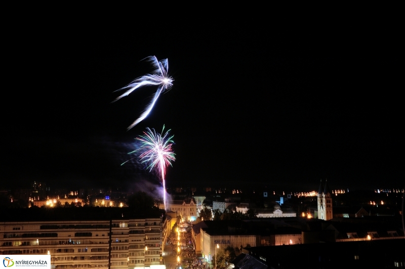 Látványos ünnepi tüzijáték