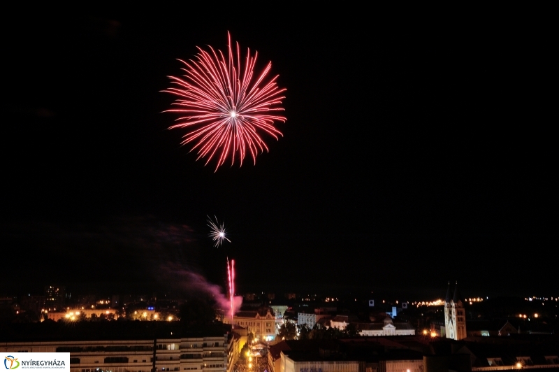 Látványos ünnepi tüzijáték