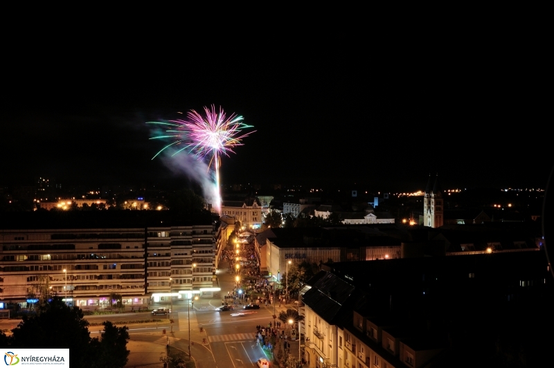 Látványos ünnepi tüzijáték