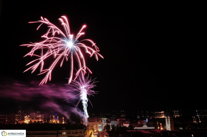 Látványos ünnepi tüzijáték