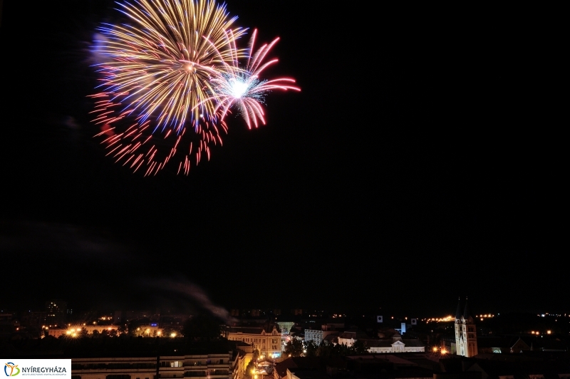 Látványos ünnepi tüzijáték