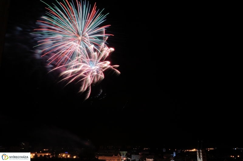 Látványos ünnepi tüzijáték