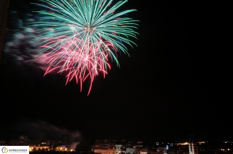 Látványos ünnepi tüzijáték