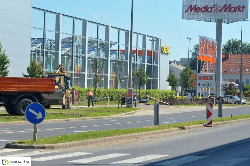 Elkezdodott_a_beruhazas_a_Szegfu_utcan_III