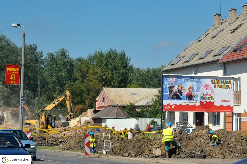 Elkezdodott_a_beruhazas_a_Szegfu_utcan_III