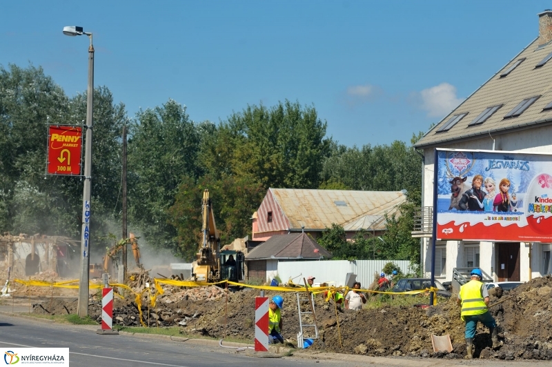 Elkezdodott_a_beruhazas_a_Szegfu_utcan_III