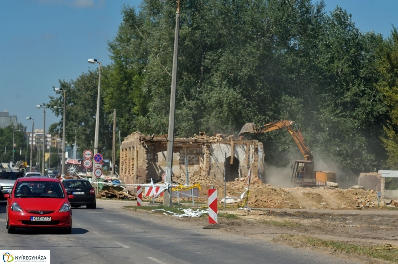 Elkezdodott_a_beruhazas_a_Szegfu_utcan_III