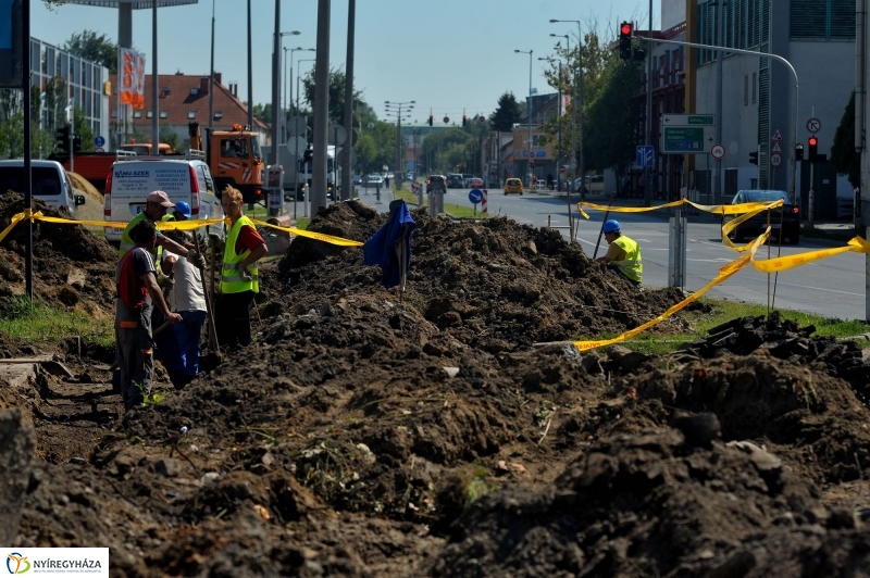 Elkezdodott_a_beruhazas_a_Szegfu_utcan_III