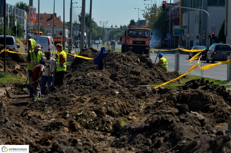 Elkezdodott_a_beruhazas_a_Szegfu_utcan_III