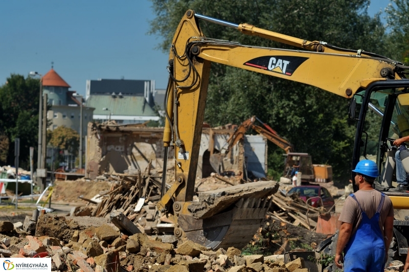 Elkezdodott_a_beruhazas_a_Szegfu_utcan_III