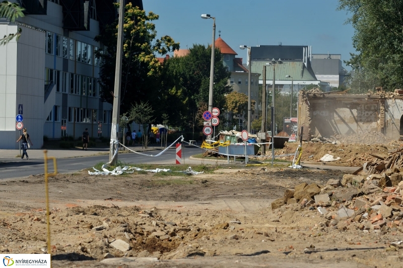 Elkezdodott_a_beruhazas_a_Szegfu_utcan_III