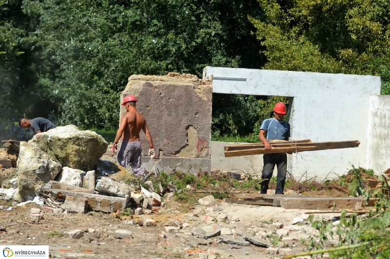 Elkezdodott_a_beruhazas_a_Szegfu_utcan_III