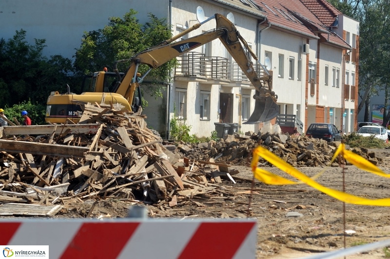 Elkezdodott_a_beruhazas_a_Szegfu_utcan_III