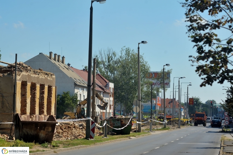 Elkezdodott_a_beruhazas_a_Szegfu_utcan_III