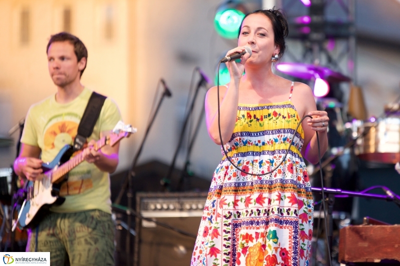 A színpadon a Besh O Drom