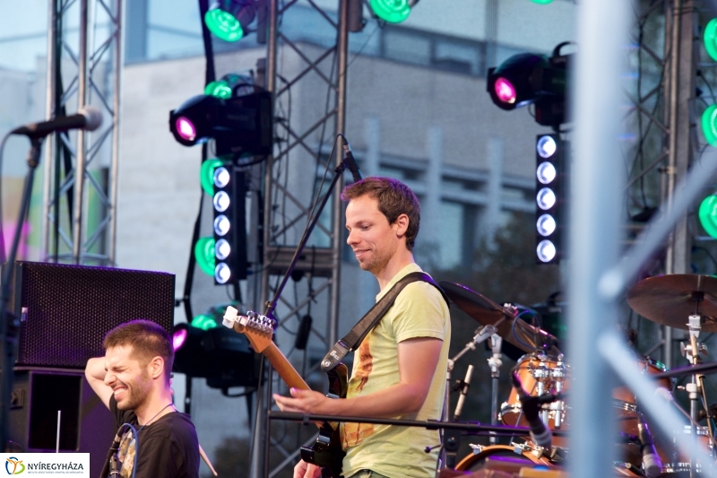 A színpadon a Besh O Drom