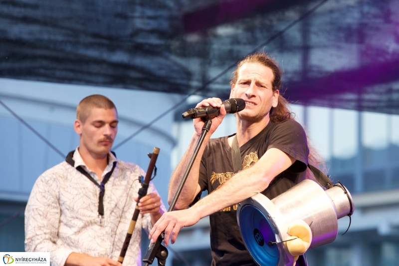 A színpadon a Besh O Drom