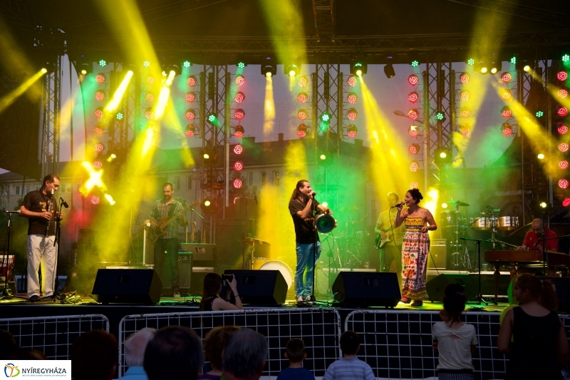 A színpadon a Besh O Drom