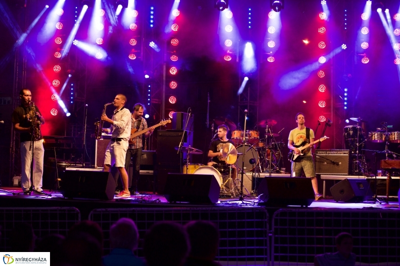 A színpadon a Besh O Drom