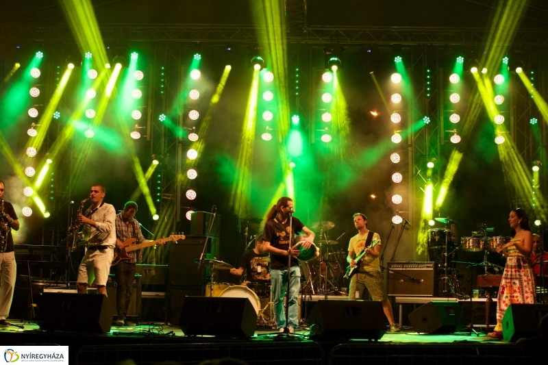 A színpadon a Besh O Drom