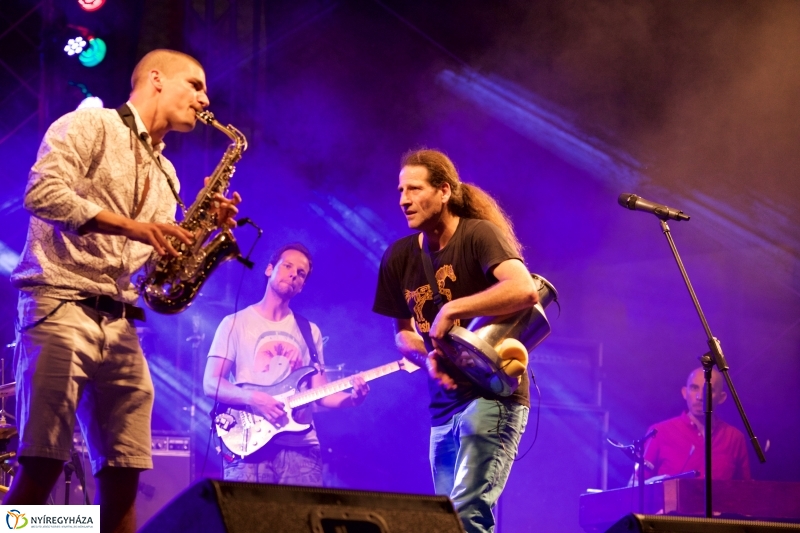 A színpadon a Besh O Drom