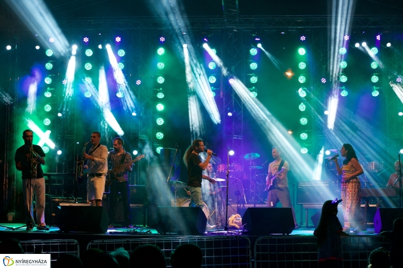 A színpadon a Besh O Drom