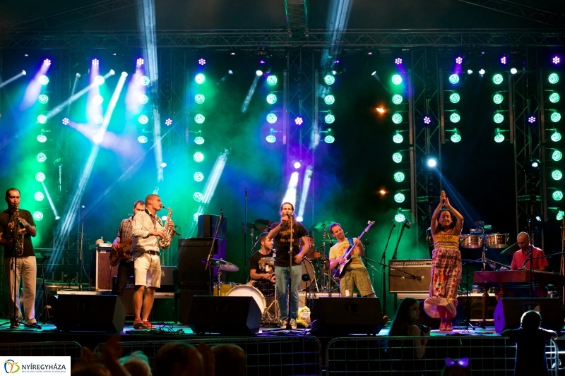 A színpadon a Besh O Drom