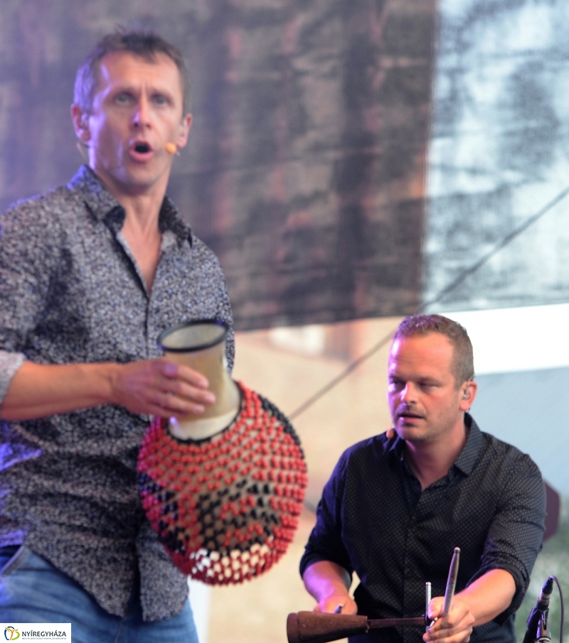 Talamba ütőegyüttes fellépése a nagyszínpadon