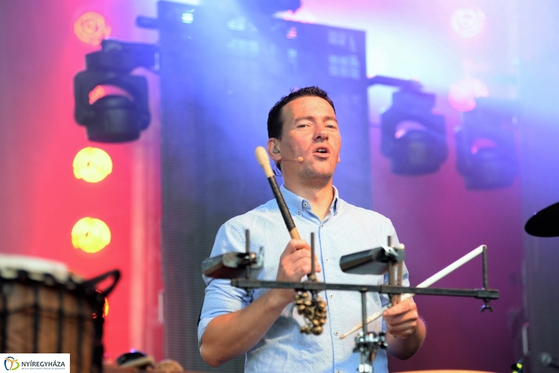 Talamba ütőegyüttes fellépése a nagyszínpadon