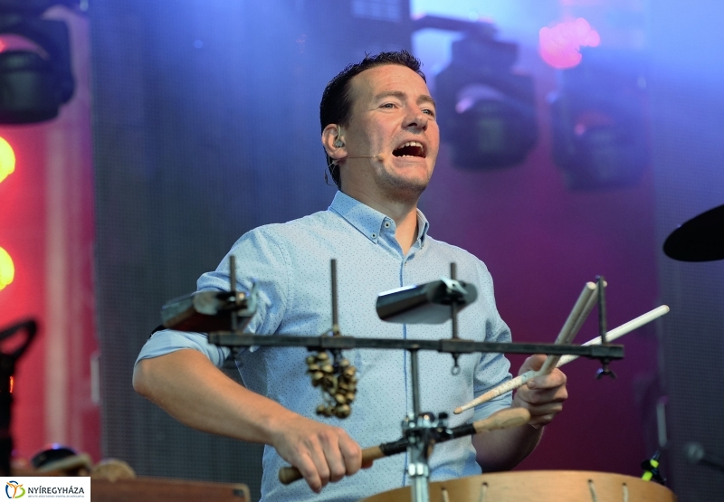 Talamba ütőegyüttes fellépése a nagyszínpadon