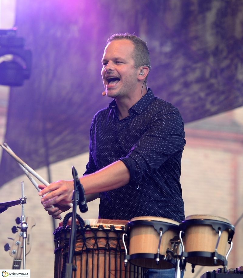 Talamba ütőegyüttes fellépése a nagyszínpadon