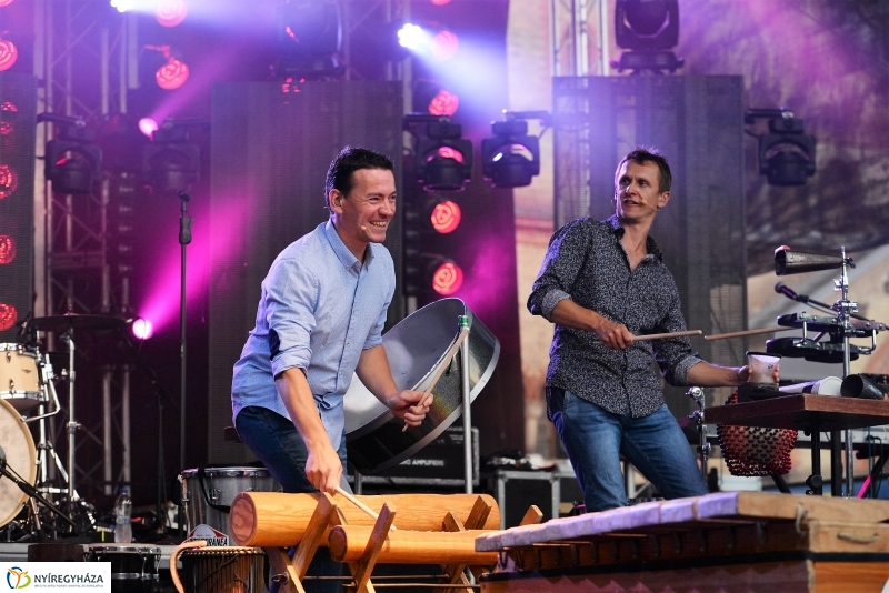 Talamba ütőegyüttes fellépése a nagyszínpadon