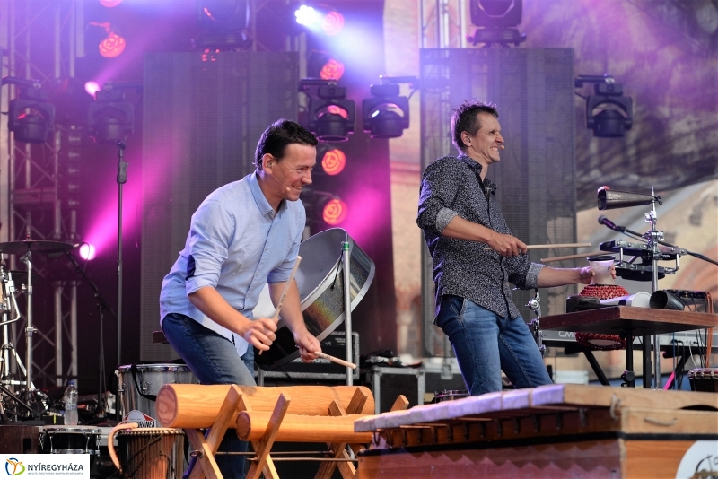 Talamba ütőegyüttes fellépése a nagyszínpadon