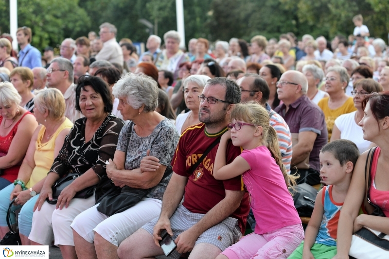 Talamba ütőegyüttes fellépése a nagyszínpadon