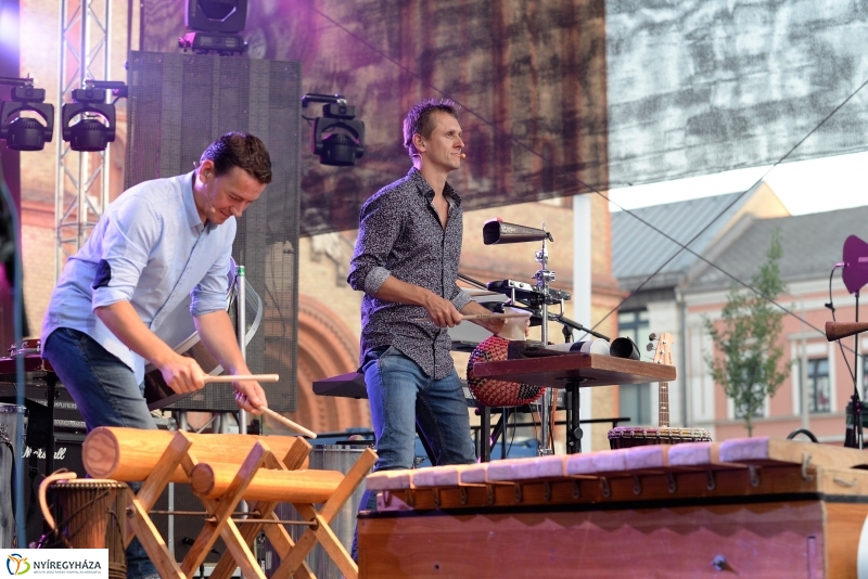 Talamba ütőegyüttes fellépése a nagyszínpadon