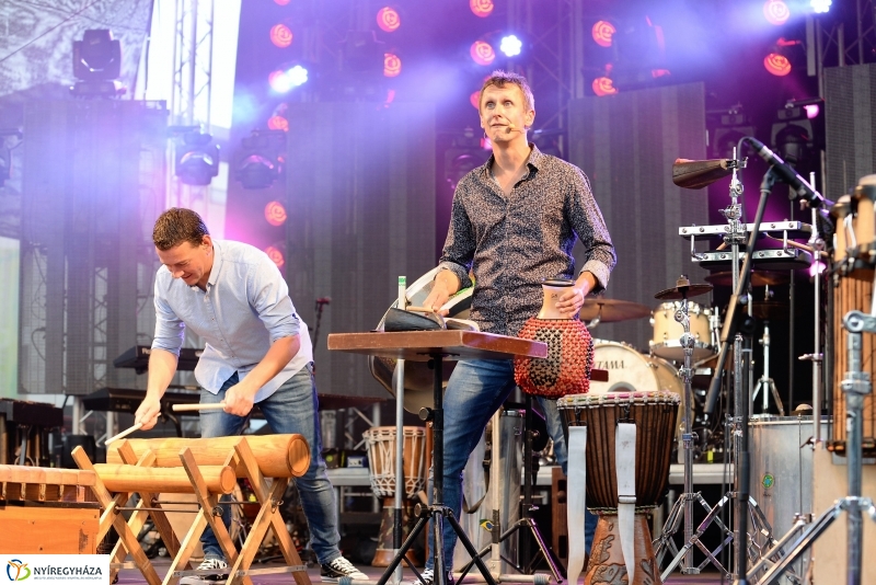 Talamba ütőegyüttes fellépése a nagyszínpadon