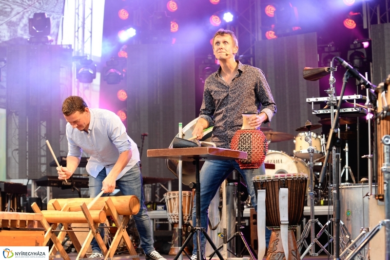 Talamba ütőegyüttes fellépése a nagyszínpadon