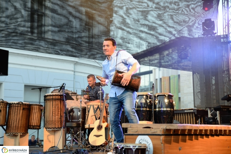 Talamba ütőegyüttes fellépése a nagyszínpadon