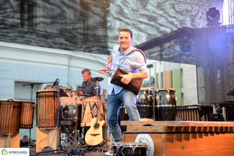 Talamba ütőegyüttes fellépése a nagyszínpadon