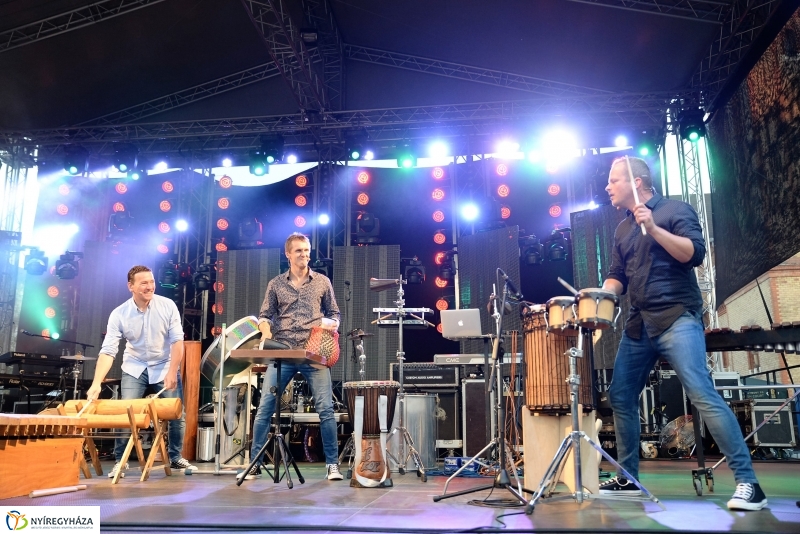 Talamba ütőegyüttes fellépése a nagyszínpadon