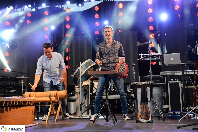 Talamba ütőegyüttes fellépése a nagyszínpadon