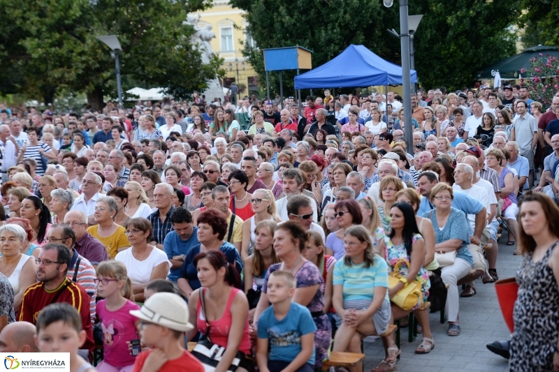 Talamba ütőegyüttes fellépése a nagyszínpadon