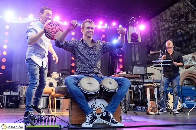 Talamba ütőegyüttes fellépése a nagyszínpadon