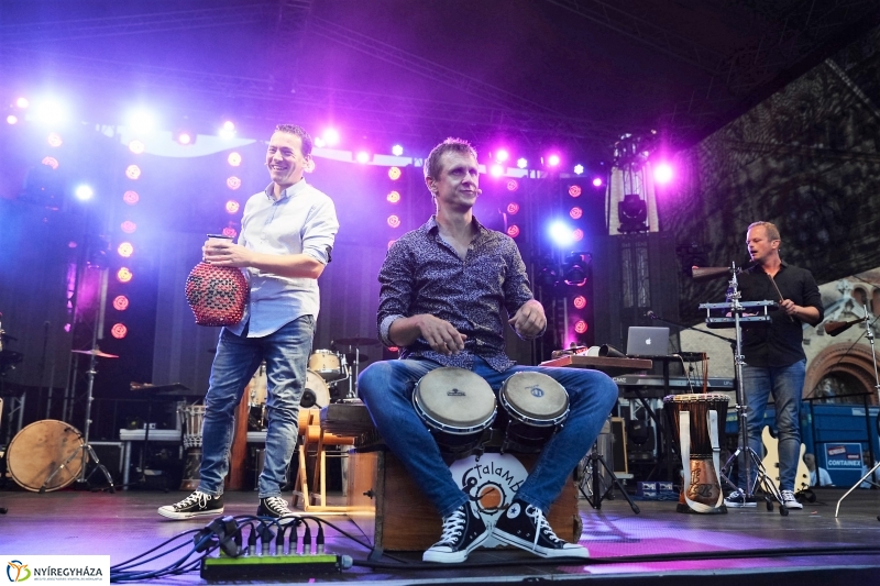 Talamba ütőegyüttes fellépése a nagyszínpadon