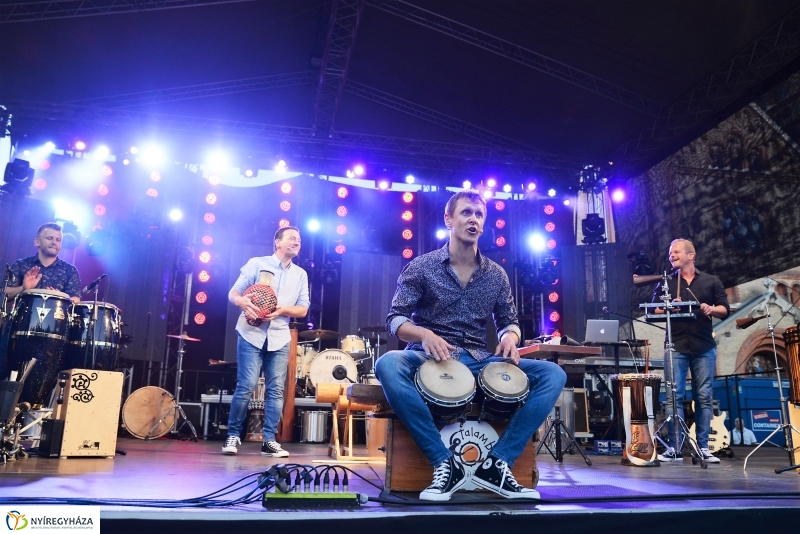 Talamba ütőegyüttes fellépése a nagyszínpadon