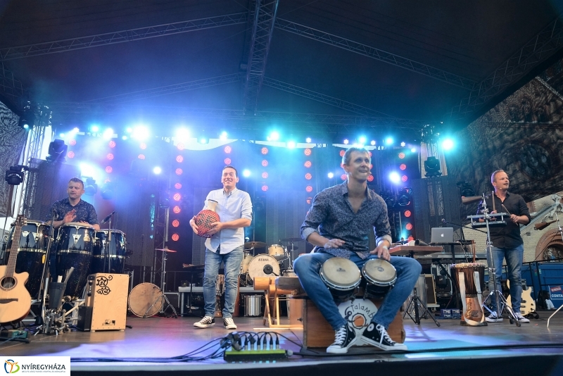 Talamba ütőegyüttes fellépése a nagyszínpadon