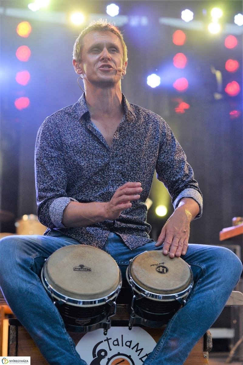 Talamba ütőegyüttes fellépése a nagyszínpadon